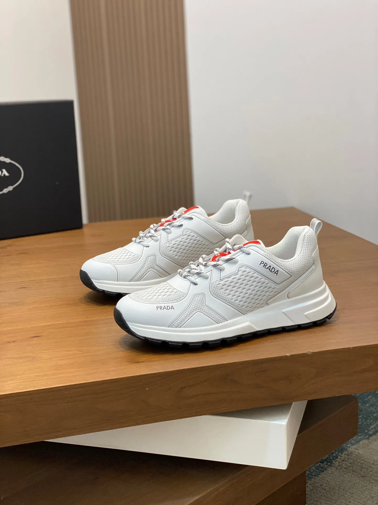 Men's Men's Shoes 💰780 Prada/Prada Men's Leather Casual Sports Shoes, great products made in Guangzhou! Made of imported solid-color calfskin stitched with mesh cowhide upper, three-dimensional geometric segmentation, precision manufacturing, even stitching, the leather texture can be seen at a glance, multi-color splicing, fashionable and generous, soft, comfortable and breathable, decorated with the PRADA letter logo on the outside. The tongue is decorated with the classic letter logo, and the heel is decorated with a fabric strap. It is a classic sports shoe shape of the P family, with a fabric lining, a cowhide footbed with a silver logo, and an exclusive rubber outsole of the P family. The details are carefully crafted, making it a versatile item for travel! Comes with original box and dust bag! Multiple colors available! Size: 39-40-41-42-43-44 standard leather shoe size